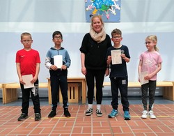 Foto der Riege 2 mit ihren Urkunden (vergrößerte Bildansicht wird geöffnet)
