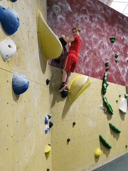 Foto von Ragnar an der Boulderwand (vergrößerte Bildansicht wird geöffnet)