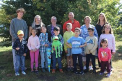 Foto aller Kinder und Erwachsenen in der Primarstufenklasse 1