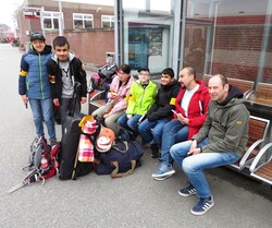 Foto der Gruppe bei der Ankunft in Niebüll (vergrößerte Bildansicht wird geöffnet)
