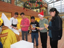 Foto vom Nikolaus mit Klasse 7-8 (vergrößerte Bildansicht wird geöffnet)