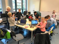 Foto von den Teilnehmern im Computerraum