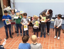 Foto der Klasse 2-3 bei der Präsentation ihrer Bildergeschichte