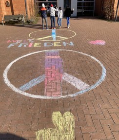 Foto des Kreidebilds für den Frieden auf dem Schulhof
