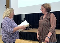 Foto von Elisabeth Hordt und Sonja Weigl bei der Übergabe der Urkunde zum 25-jährigen Dienstjubiläum