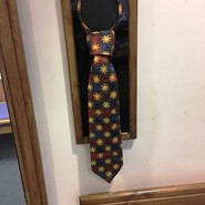 Foto von einer Türmarkierung mit einer Krawatte (vergrößerte Bildansicht wird geöffnet)