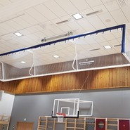 Foto von der Sporthalle mit einem Torball-Tor an der Decke (vergrößerte Bildansicht wird geöffnet)
