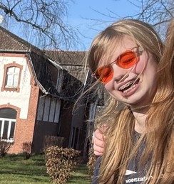 Foto: lachende Autorin Pia Sewcz