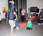 Foto von Haron und Herr Nagel beim Breakdance (vergrößerte Bildansicht wird geöffnet)