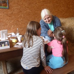Foto: Eine Kollegin schminkt zwei Kinder (vergrößerte Bildansicht wird geöffnet)