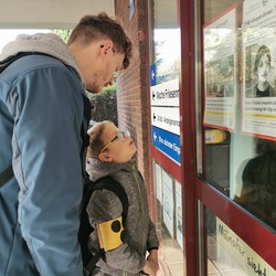 Foto Ragnar und Herr Herm an einer Wand mit „Gesucht wird...!“-Plakaten (vergrößerte Bildansicht wird geöffnet)