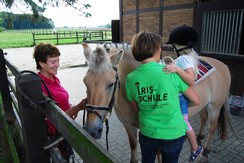 Foto von Teilnehmern mit dem Pferd Helli