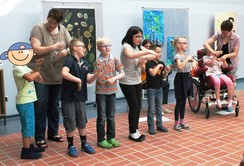 Foto der Grundschüler bei einer Lied-Präsentation