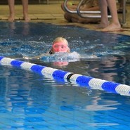 Foto von Laila beim Brustschwimmen (vergrößerte Bildansicht wird geöffnet)