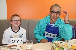 Foto von Haron und Marlon beim Mittagessen