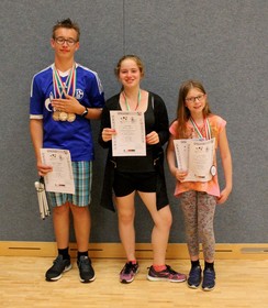 Foto von Diana, Lina und Max nach der Siegerehrung der Schwimmer