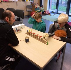 Foto von Teilnehmern am Spieltisch mit einem Spiel