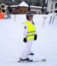 Foto von einer Schülerin auf einem Ski