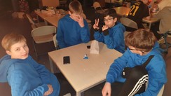 Foto der Münsteraner Jungenmannschaft gemeinsam an einem Tisch