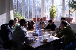 Foto von den Teilnehmern der Irisschule am Mittagstisch