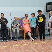 Foto von Klasse 3-4 bei der Präsentation ihrer Lapbooks (vergrößerte Bildansicht wird geöffnet)