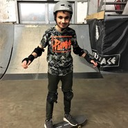 Foto von Arshat auf dem Skateboard (vergrößerte Bildansicht wird geöffnet)