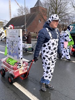Eine „blinde Kuh“ zieht den Bollerwagen mit unserem Aufsteller.
