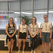Foto von Diana und Melina bei der Siegerehrung mit ihren Medaillen (Diana Silber und Melina Bronze) (vergrößerte Bildansicht wird geöffnet)