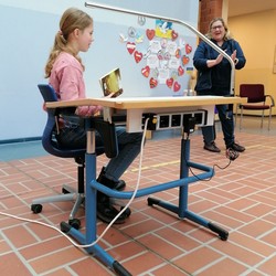 Foto von Elisa und Frau Hordt nach ihrer Lese-Vorstellung (vergrößerte Bildansicht wird geöffnet)