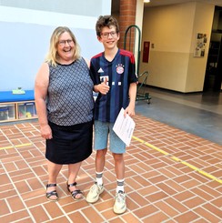 Foto: Elisabeth Hordt und Otto bei der Zeugnisübergabe in der Aula