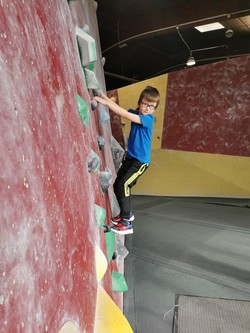 Foto von Yasin an der Boulderwand (vergrößerte Bildansicht wird geöffnet)