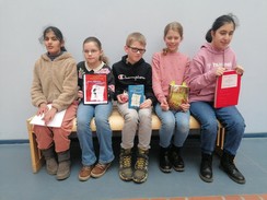 Foto von allen Teilnehmern mit ihren Lesetexten