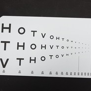 Foto einer Tafel eines Sehtests (vergrößerte Bildansicht wird geöffnet)
