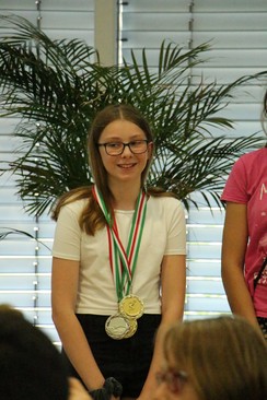 Foto von Lina bei der Siegerehrung mit ihrer Silbermedaille