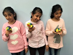 Foto von drei Schülerinnen mit ihrer Apfel-Knet-Köpfen