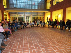 Foto der Schüler und Lehrer in der Aula