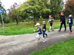Foto von mehreren Schülern beim Lauf