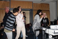Foto von Mohamed, Milla, Azra, Fatma und Anna beli der Karaoke (vergrößerte Bildansicht wird geöffnet)