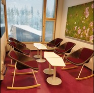 Foto einer Ecke des Lehrerzimmers in Hiukkavaaratalo (vergrößerte Bildansicht wird geöffnet)