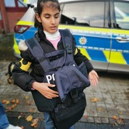 Foto von Vida mit einer Polizeiweste (vergrößerte Bildansicht wird geöffnet)