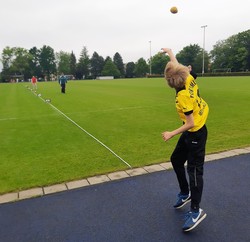 Foto von Jannis beim Schlagballwurf (vergrößerte Bildansicht wird geöffnet)