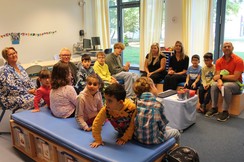 Foto der Klassengemeinschaft im Sitzkreis