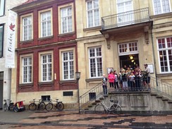 Foto der Gruppe auf der Treppe vor dem Picassomuseum
