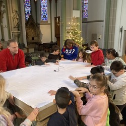 Foto der Gruppe mit Herrn Schubert am Altar (vergrößerte Bildansicht wird geöffnet)