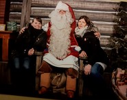 Foto der beiden Teilnehmerinnen beim echten Weihnachtsmannes in Rovaniemi (vergrößerte Bildansicht wird geöffnet)