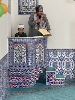 Foto von Ragnar am Lesepult (vergrößerte Bildansicht wird geöffnet)