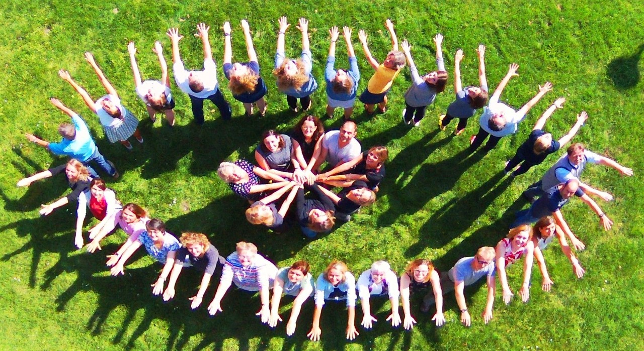Foto des Kollegiums 2017/2018 mit einer Aufstellung in Form eines Auges