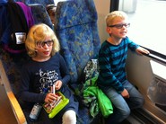 Foto von Schülern im Zug (vergrößerte Bildansicht wird geöffnet)