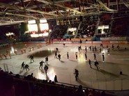 Foto aus einer Eishalle bei einem Eishockeyspiel (vergrößerte Bildansicht wird geöffnet)