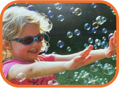 Logo des Fördervereins - kleines Mädchen mit Sonnenbrille und ausgestreckten Armen mit Seifenblasen